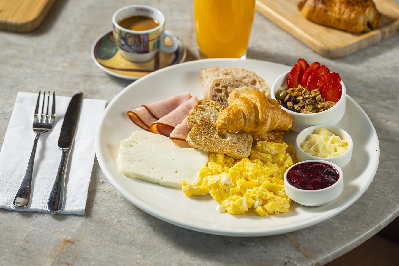 Na parte da cafeteria, o destaque vai para o Brunch Oliva, que custa R$ 68 e traz de tudo um pouco: iogurte com granola e mel, ovos mexidos, frios, geleia, manteiga, pães, suco de laranja e café ou cappuccino