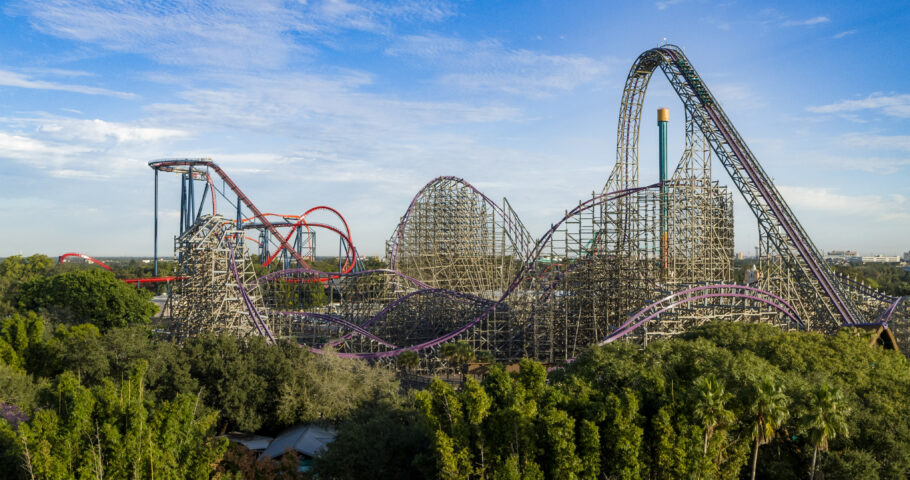 Vista das montanhas-russas do Busch Gardens Tampa Bay, na Flórida