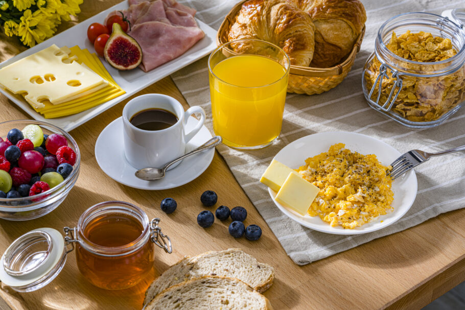 Tanto a quantidade quanto a qualidade nutricional do café da manhã desempenham papéis fundamentais na manutenção da boa saúde