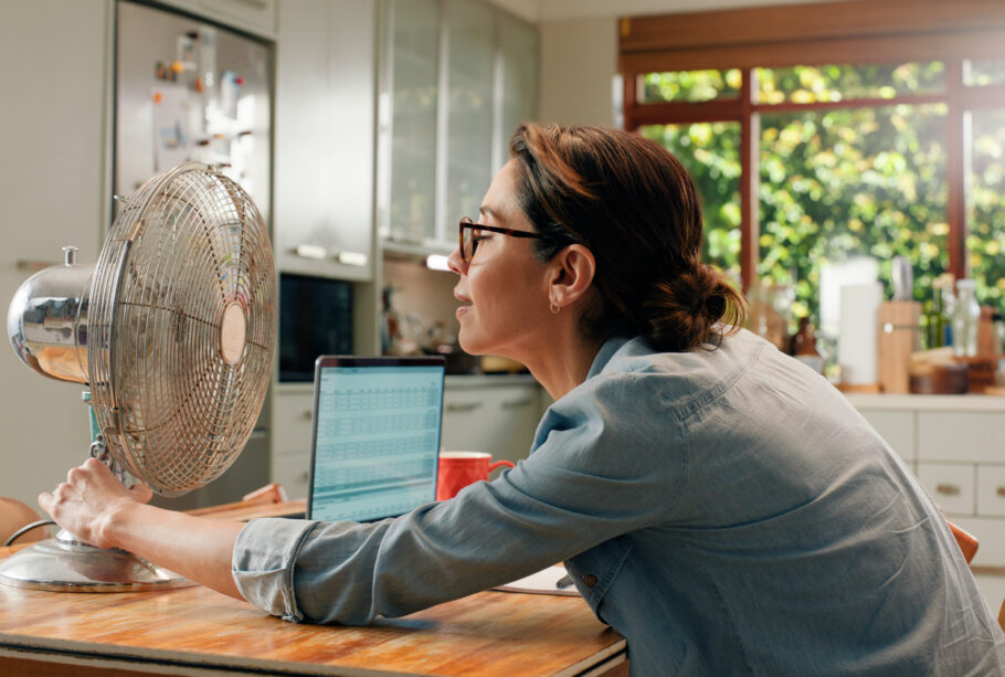 O climatério é um processo natural que começa anos antes da menopausa e continua algum tempo depois