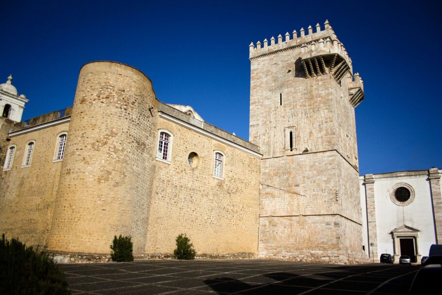 A imponente torre do Castelo de Estremoz, no Alentejo