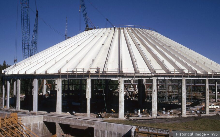 A construção da Space Mountain começou em 1973