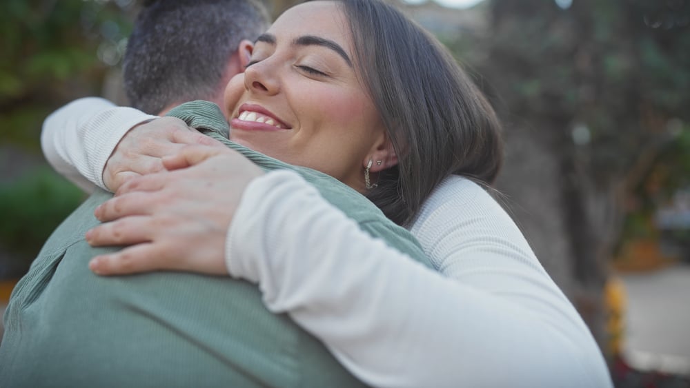 Em suma, um simples abraço é um verdadeiro remédio para o corpo, o coração e a alma – Krakenimages/Depositphotos