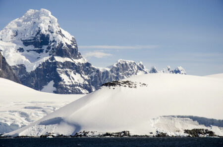 Localizada no polo sul, a Antártica possui 13.829.430 km² e é considerada o maior deserto do mundo