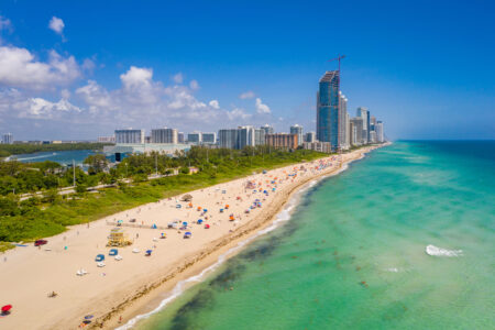 A Haulover Beach Park é uma das mais famosas praias de nudismo dos EUA e recebe cerca de 1,3 milhão de pessoas todos os anos.