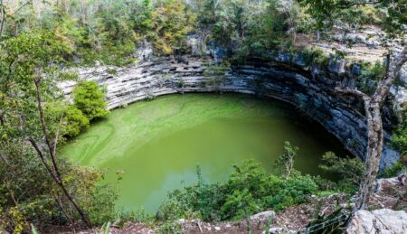 O Cenote Sagrado, um poço natural localizado em Chichén Itzá, era usado para cerimônias religiosas, incluindo sacrifícios humanos.