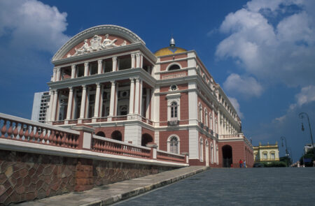 Na lista de lugares históricos no Brasil não poderia faltar Manaus.