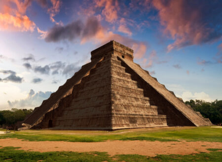 Uma das curiosidades mais impressionantes de Chichén Itzá é a Pirâmide de Kukulkán, também chamada de El Castillo.