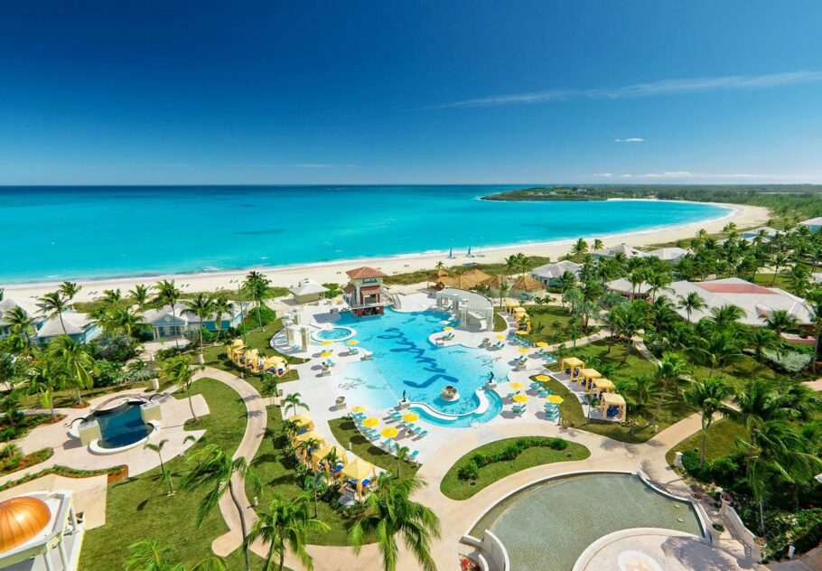 Vista da piscina do luxuoso Emerald Bay