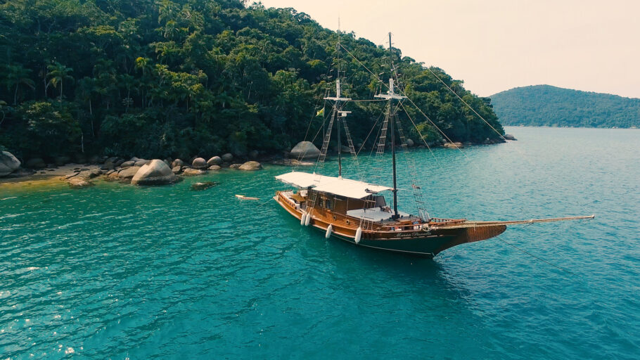 Passeio de escuna deve estra no seu roteiro por Paraty