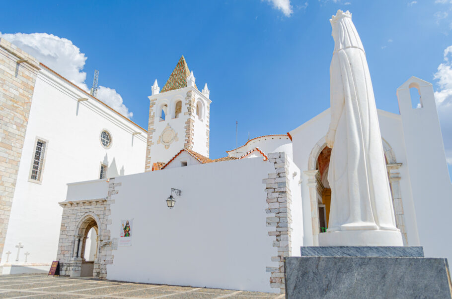 Praça do castelo é passeio imperdível no vilarejo alentejano