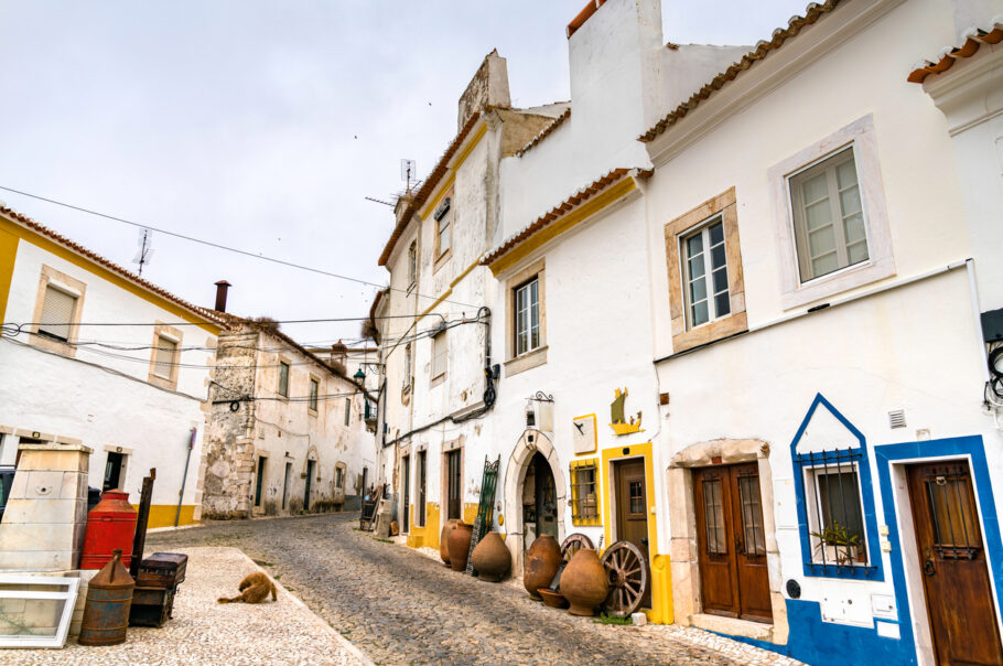 Rua no Centro Histórico de Estremoz, no Alentejo