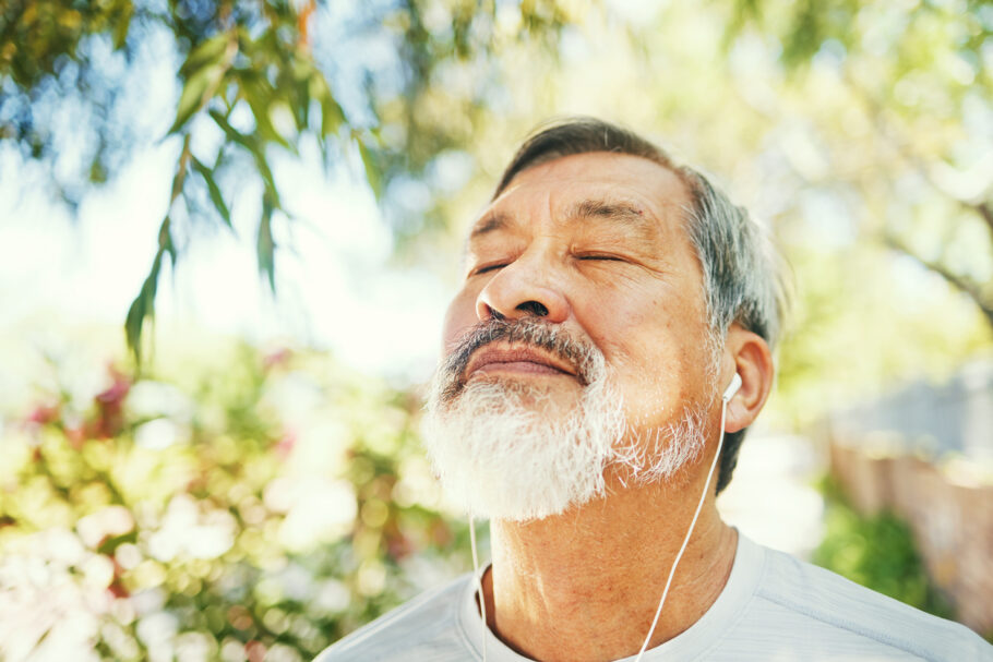 Exercícios respiratórios por 20 minutos, duas vezes ao dia, podem reduzir chances de Alzheimer. (Foto usada apenas para fins ilustrativos. Posada por profissional)