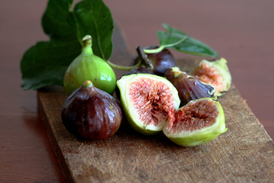 A melhor opção para aproveitar todos os benefícios do figo é consumir a fruta in natura