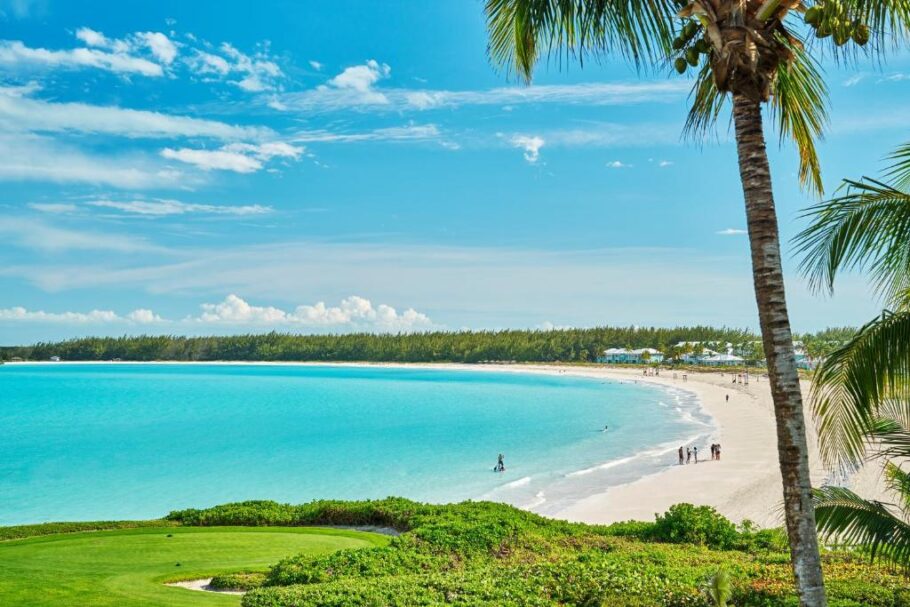 Vista da praia onde fica o Grand Isle Resort & Residences