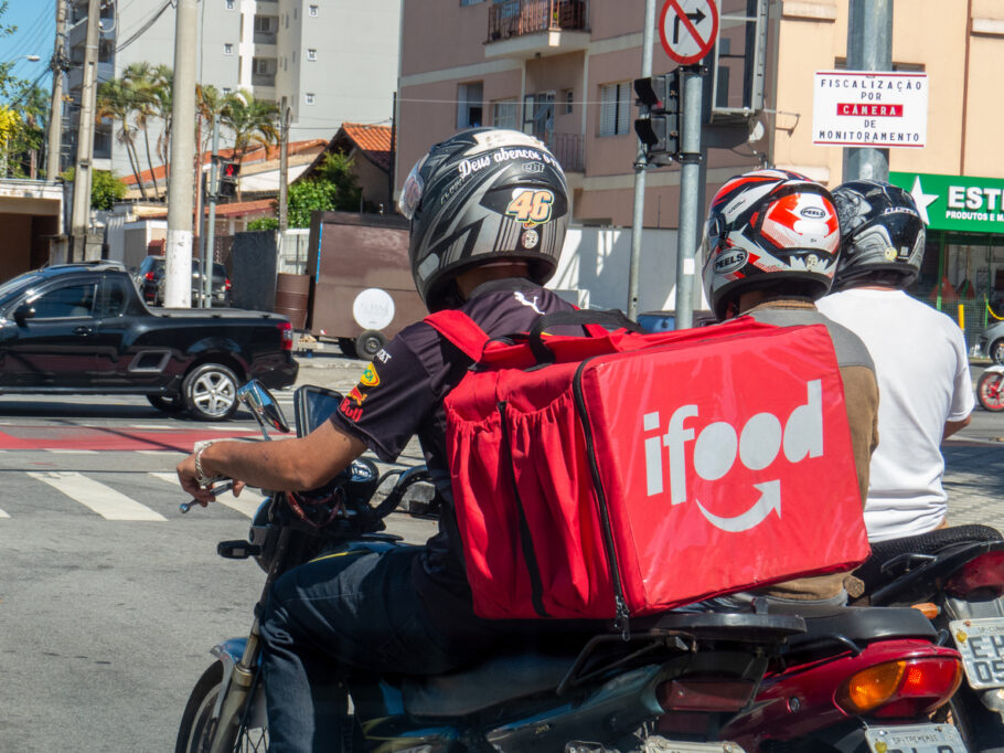 iFood oferece 35 mil bolsas para entregadores concluírem Ensino Médio