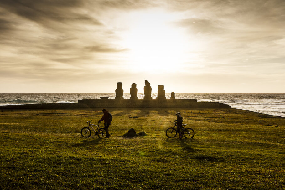 Explorar as paisagens vulcânicas de bike é passeio imperdível