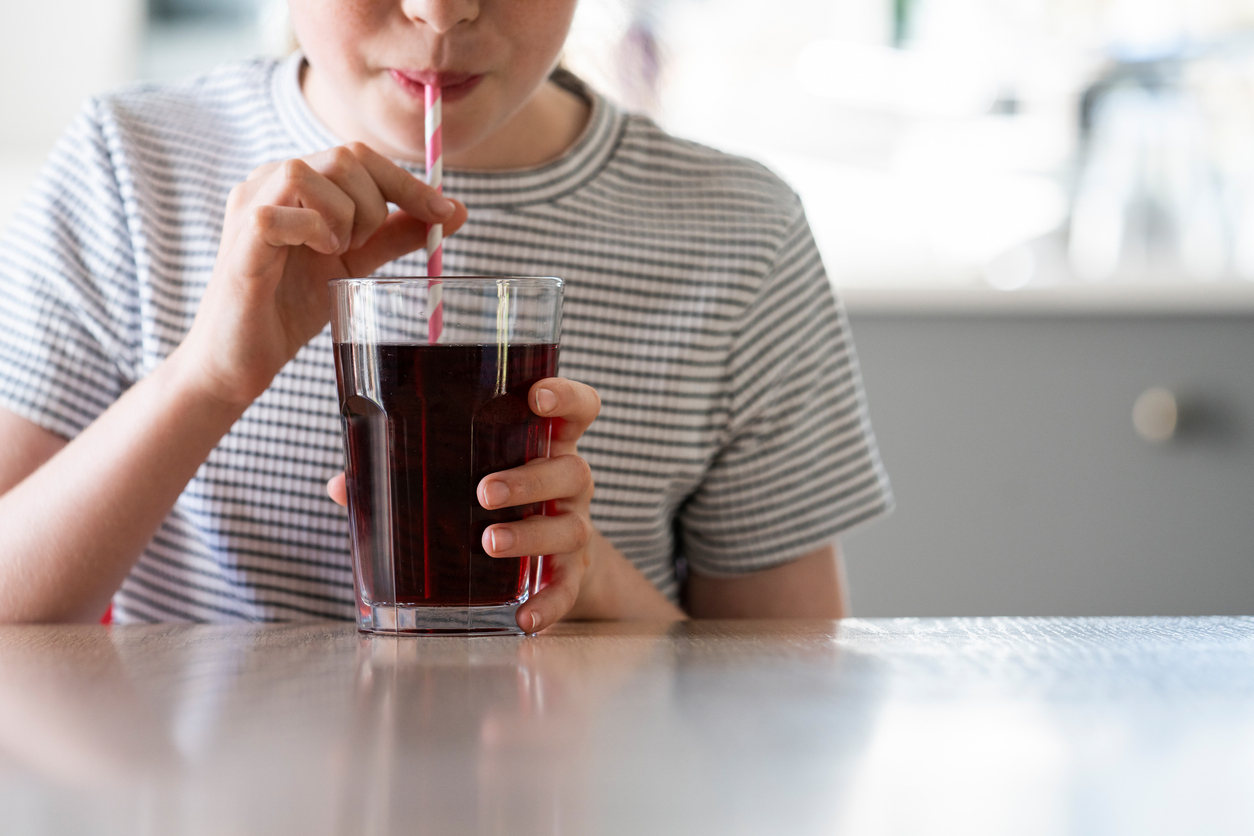 Bebidas açucaradas são vilãs da saúde hepática e cardiovascular, alerta estudo global.