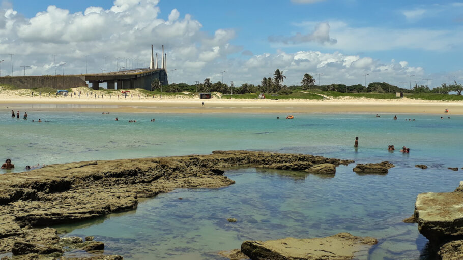 Piscinas naturais formadas na maré baixa, na praia do Forte, Natal, Brasil.