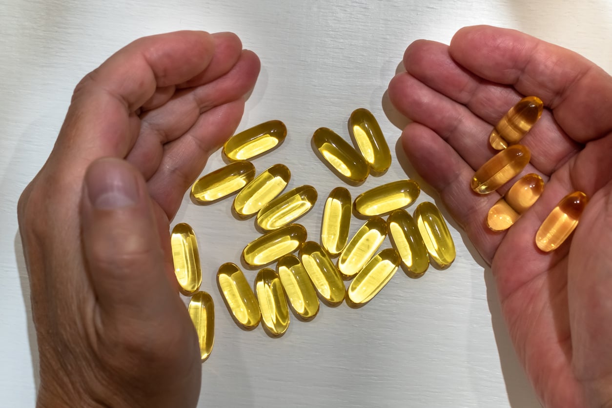 Fontes naturais de vitamina B12: inclua alimentos como ovos, leite e carnes em sua dieta.