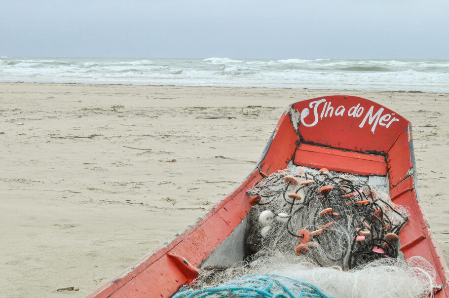 Ilha do Mel, Parada, Brasil – 23 de julho de 2010: Barco de pesca vermelho na areia da Praia Grande na Ilha do Mel