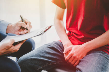 Dor lombar pode indicar que o câncer de próstata avançou para ossos da coluna ou pelve.