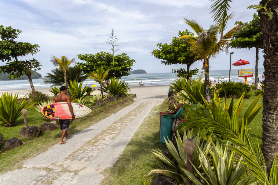 Surfista com sua prancha prepara sua entrada no mar na praia de Cambury, em São Sebastião, litoral norte do estado de São Paulo.