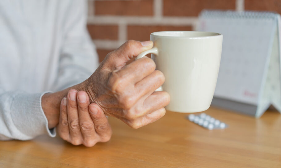 Os sintomas de Parkinson vão muito além dos tremores nas mãos