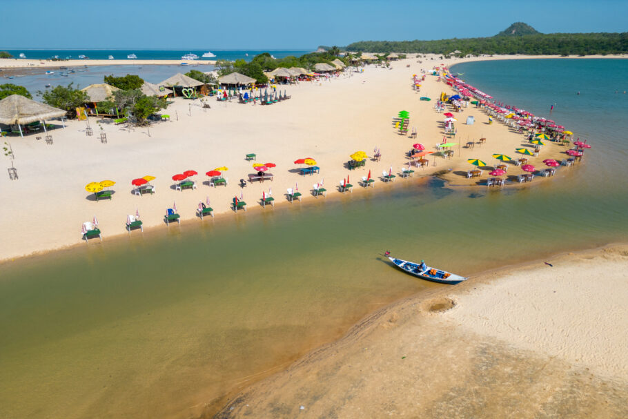 Santarém, Pará, Brasil – 07 de outubro de 2023: Vista aérea da praia de Alter do Chão ao longo do rio Tapajós seco devido à seca amazônica de 2023