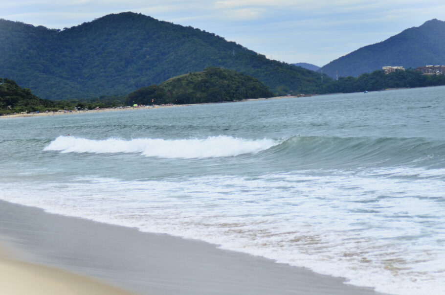 O recuo e a quebra das ondas na praia de Massaguaçu, no litoral norte de São Paulo