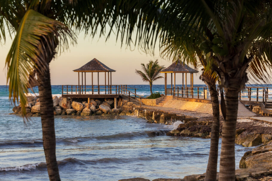 Gazebos no final de um cais na Jamaica