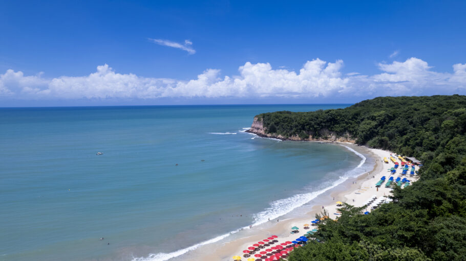 Vista aérea da praia do Madeiro, em Pipa, Natal, Rio Grande do Norte, Brasil.