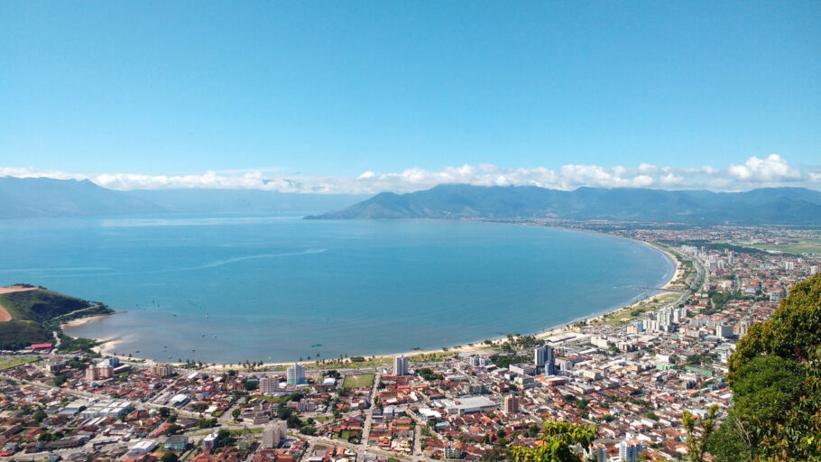 Imagem da Praia do Indaiá em Caraguatatuba, vista do alto do Morro de Santo Antonio