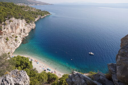 A Praia Nugal fica em Makarska, na Croácia, e precisa ser acessada por uma trilha de cerca de meia hora, por barco ou caiaque.