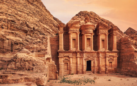 Localizada na Jordânia, a antiga cidade de Petra é conhecida por sua arquitetura esculpida em rocha.