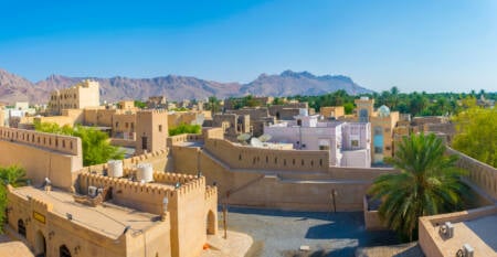 Situada no interior montanhoso de Omã, a cidade de Nizwa é conhecida por seu clima quente e seco