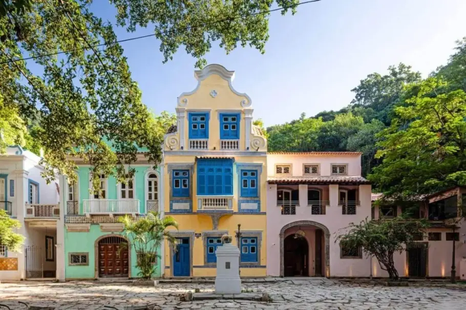 Com R$ 70 milhões de investimento, o grupo francês Accor recuperou o bucólico Largo do Boticário apresentando essa preciosidade ao mundo e devolvendo um lugar histórico aos cariocas