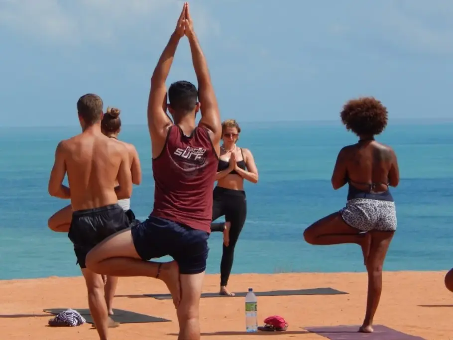 A promoção de ações de integração entre mochileiros e a comunidade local criou uma comunidade engajada e que vive o conceito do hostel e até criam encontros pelo mundo entre hóspedes que se conheceram por lá