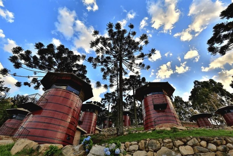 Hotel Fazenda Pampas oferece hospedagem em tonéis de vinho