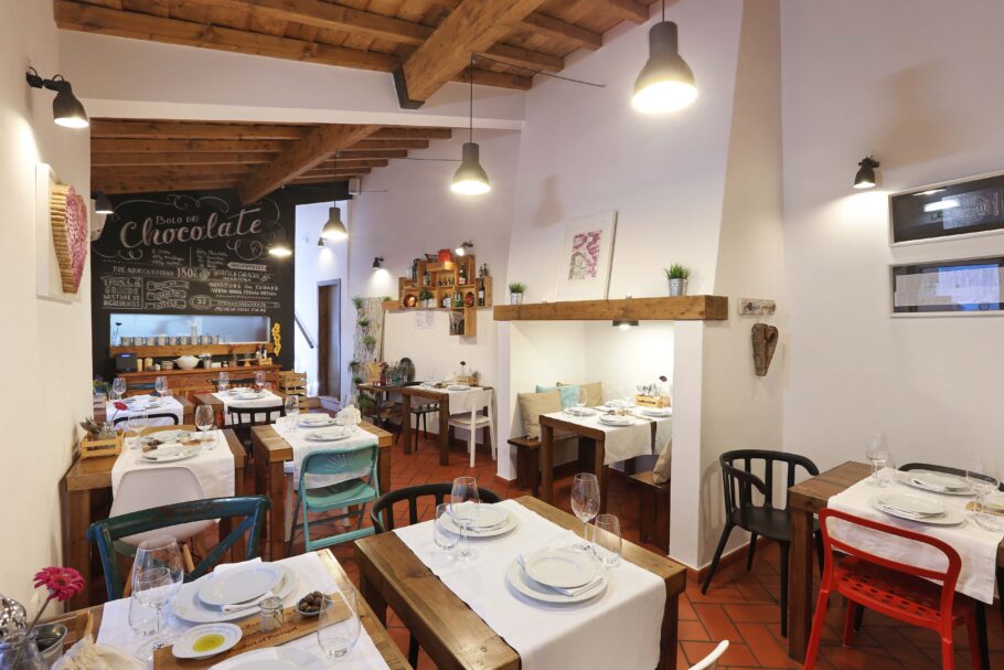 Interior do restaurante Mercearia Gadelha, em Estremoz