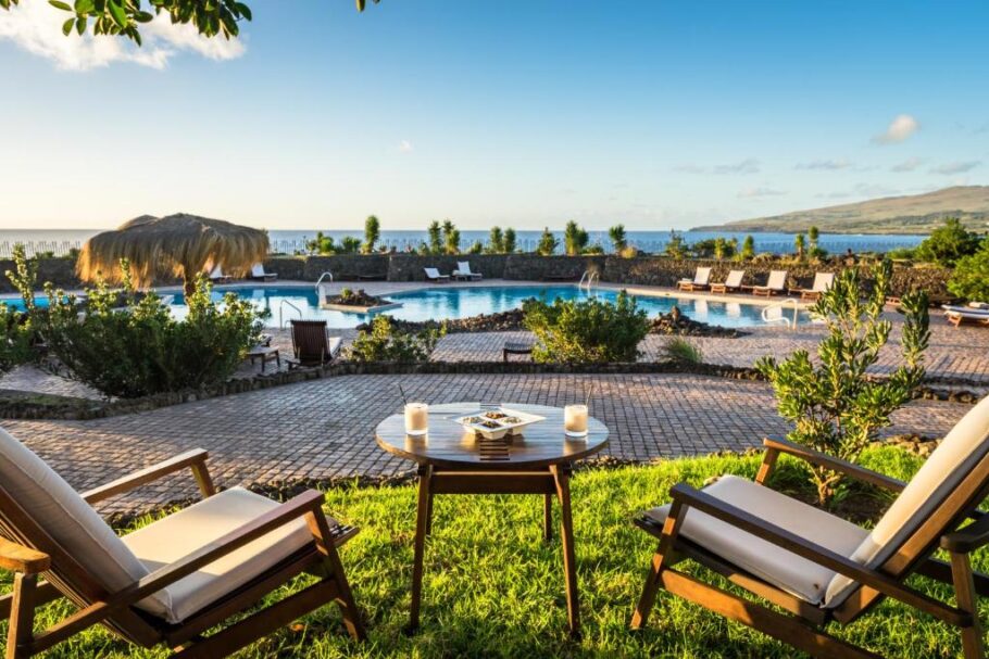 Vista da área das piscinas do hotel Nayara Hangaroa, na Ilha de Páscoa