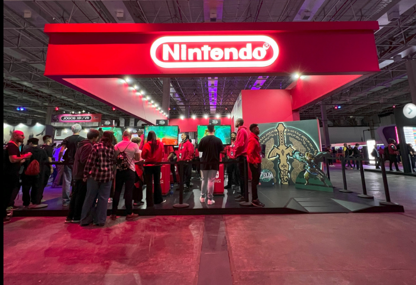 Estande da Nintendo atrai visitantes com demonstrações e atrações exclusivas, destacando títulos icônicos como The Legend of Zelda em um evento repleto de fãs e entusiastas dos games.