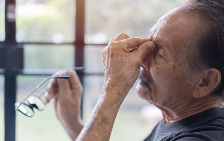 Manter a saúde ocular em dia pode desempenhar um papel significativo na prevenção da demência. (Foto usada apenas para fins ilustrativos. Posada por profissional)