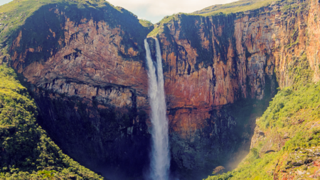 Em Minas Gerais, na Serra do Espinhaço, está a Cachoeira do Tabuleiro que possui 273 metros de altura.