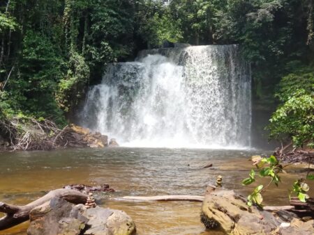 Localizada no Parque Nacional da Serra dos Órgãos, no Rio de Janeiro, a Cachoeira da Neblina possui 450 metros de altura.