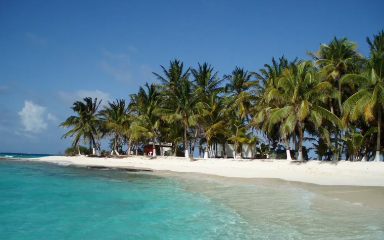 Com areia branca e águas cristalinas, a ilha carrega uma rica história e uma cultura vibrante que cativam turistas do mundo inteiro – Divulgação/Minube