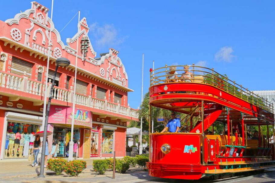 Bondinho atravessa a capital de Aruba Oranjestad