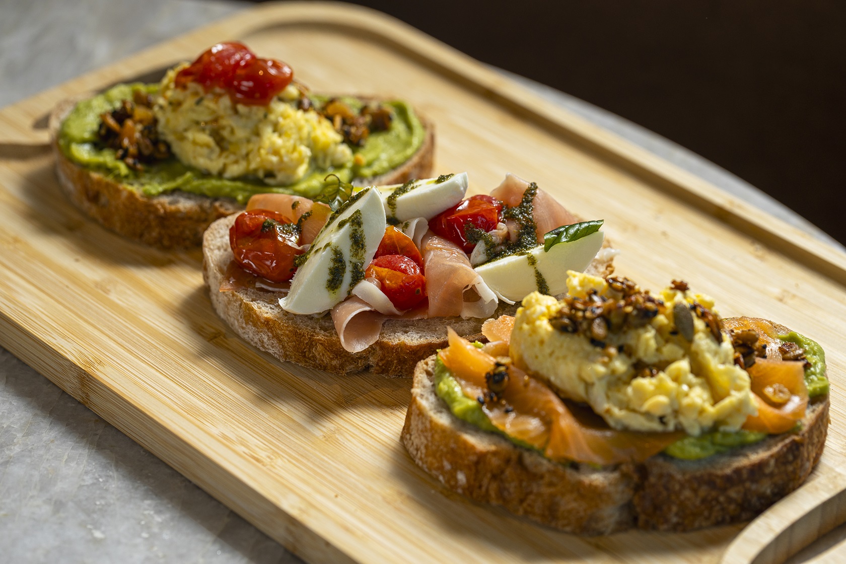 Outro destaque no café fica para os tartines, como o Tartine de Salmão (R$34), com guacamole, salmão curado na casa, ovos mexidos e granola salgada