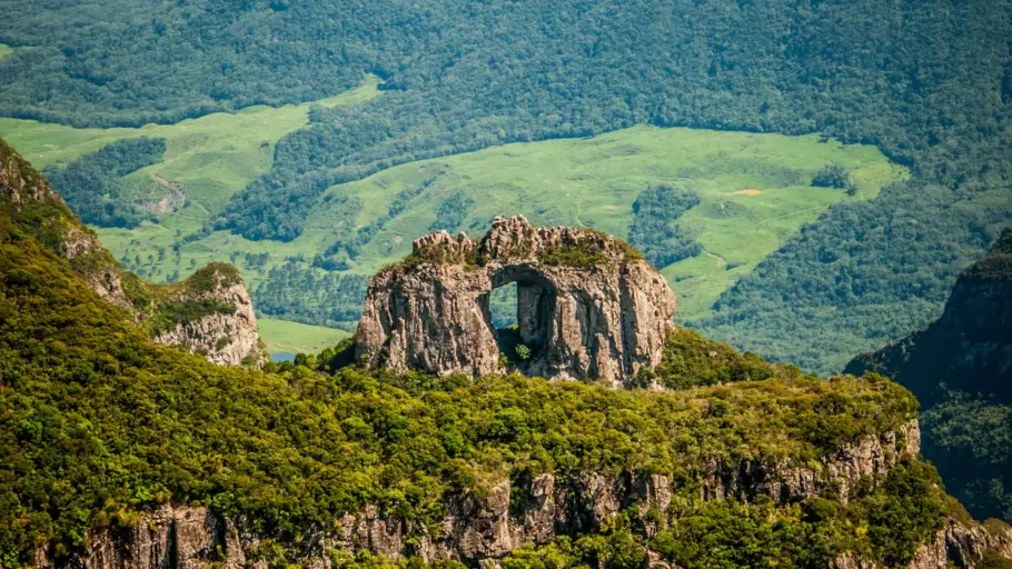 Pedra Furada, no Morro da Igreja, é uma das atrações em Urubici (SC)