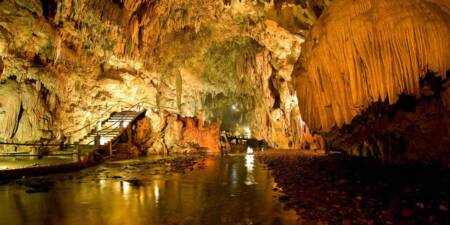 Um dos destinos mais místicos do Brasil é a Caverna do Diabo, localizada na cidade de Eldorado, em São Paulo.